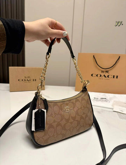 Coach
90 dhs❣️

size：24cm
With the box
🎁🎁🎁

Zain35
♥️♥️♥️