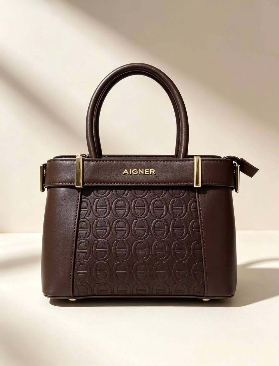Aigner

100 dhs🇦🇪🇦🇪

SIZE：22cm
Good-quality 
with box
Zain35
♥️♥️♥️