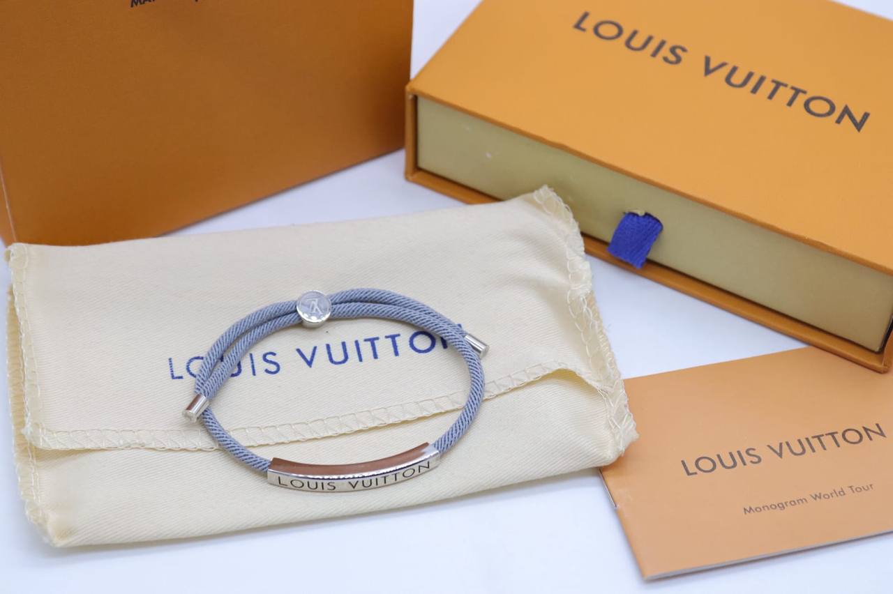 LV Bracelet
with box
🎁🎁🎁

65 dhs✅

Zain33
♥️♥️♥️