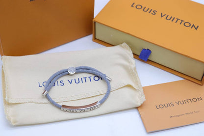 LV Bracelet
with box
🎁🎁🎁

65 dhs✅

Zain33
♥️♥️♥️