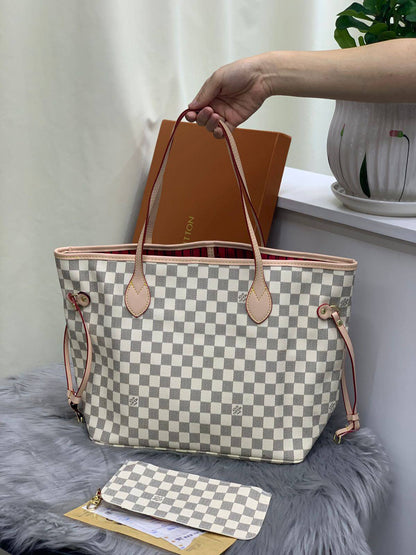 LV

SIZE 33CM

90 dhs🇦🇪🇦🇪
Withbox 

Zain244
♥️♥️♥️