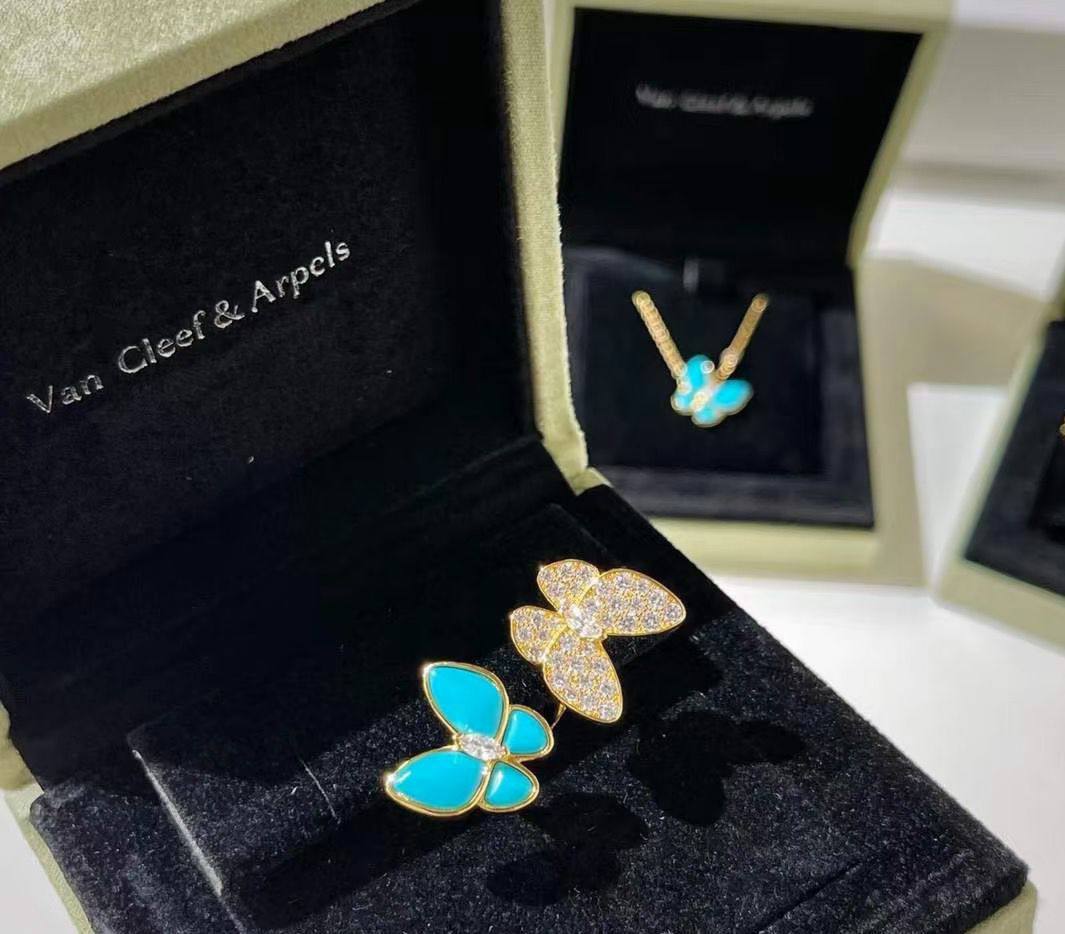 VCA SET❤️‍🔥*
Necklace 🦋
Earring🤯
Bracelet 💥
Ring 💍 free size
Master quality 💯
With normal boxes 📦 
170 dhs🪙💚
With master box 🗃️ 
210 dhs🪙💚

Zain216
♥️♥️♥️