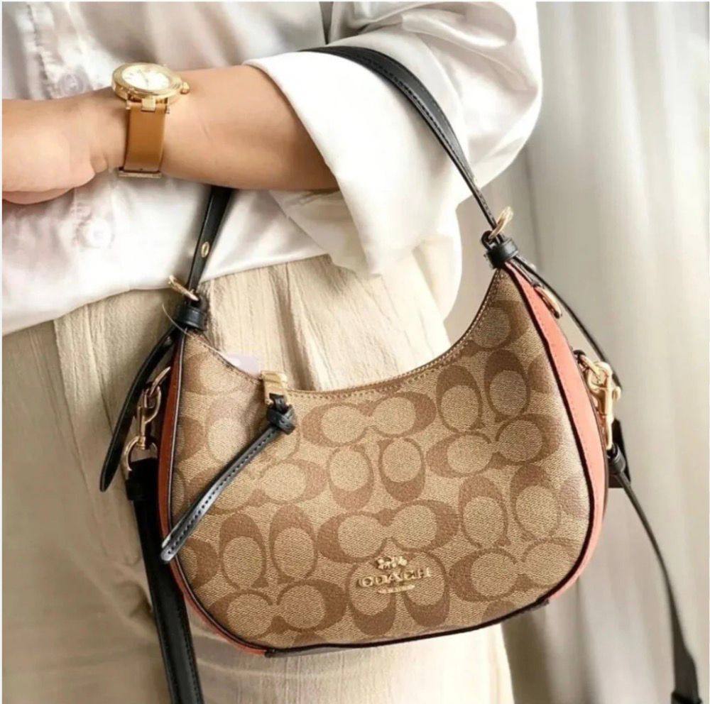 Coach

95 dhs💓
SIZE：21×18×8cm
High quality

Zain35
♥️♥️♥️