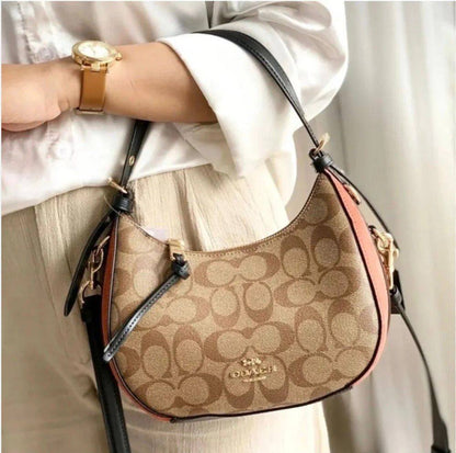 Coach

95 dhs💓
SIZE：21×18×8cm
High quality

Zain35
♥️♥️♥️