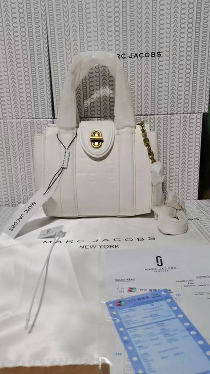 Marc Jacobs
115 dhs❣️
SIZE：18cm
High-quality 

with box
🎁🎁🎁

Zain35
♥️♥️♥️