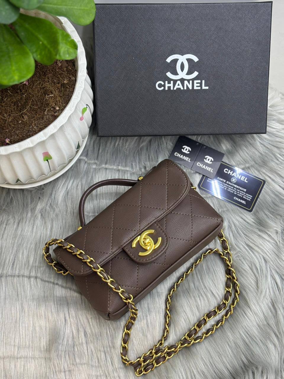 CHANEL
SIZE  ………20CM 🥰
90 dhs💓
with Box🌷
🎁🎁🎁

Zain244
♥️♥️♥️