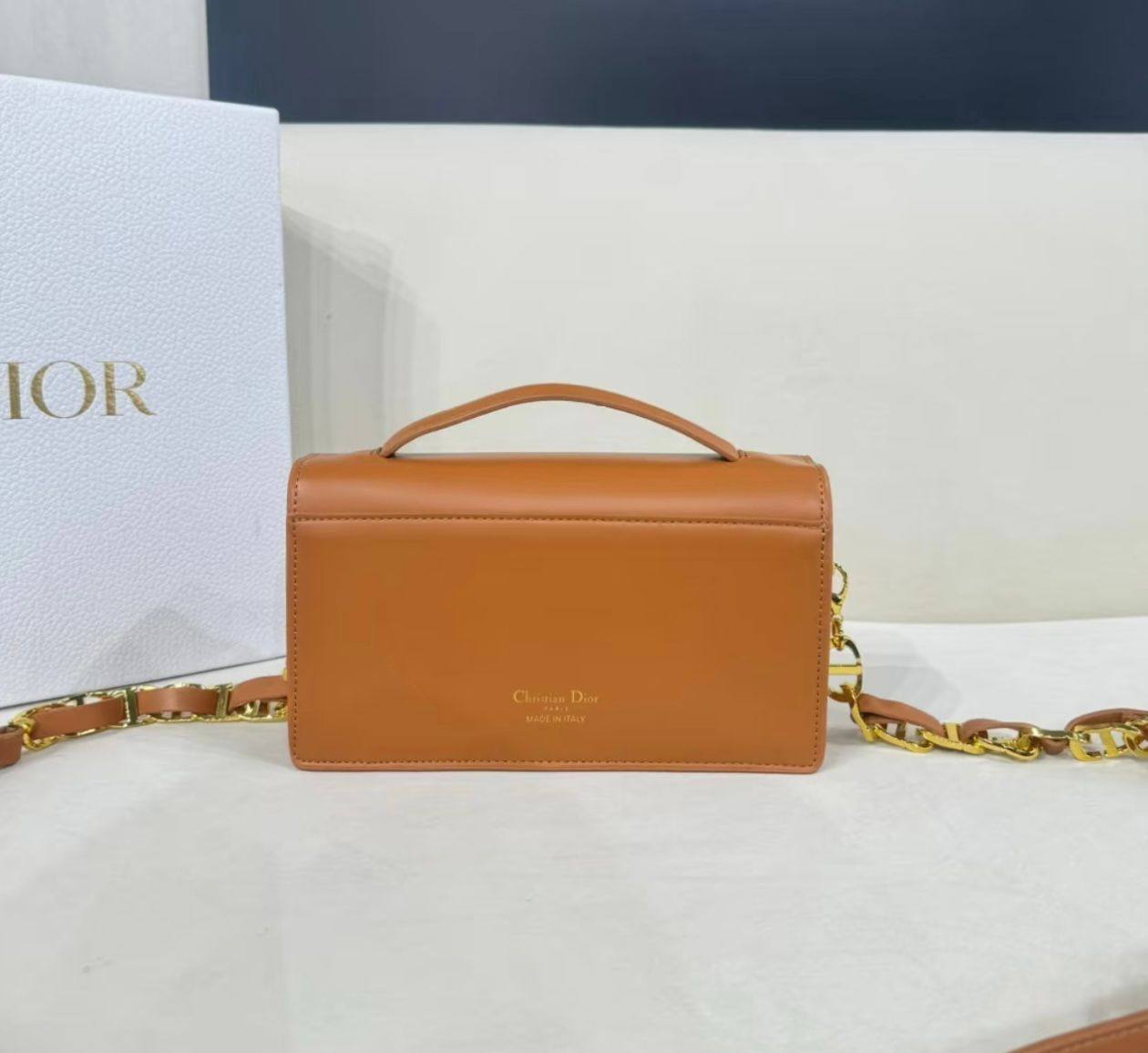 DIOR 
GOOD QUALITY 

WITH BOX 
🎁🎁🎁

95 dhs✅

Zain295
♥️♥️♥️