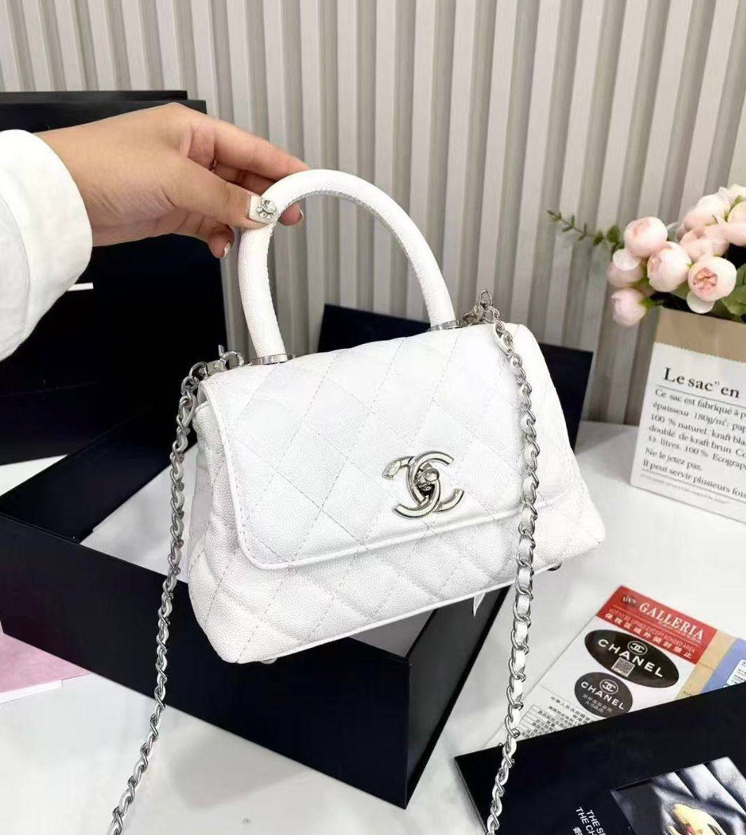 CHANEL 
 GOOD QUALITY WITH MAGNETS BOX 🎁
110 dhs✅

Zain295
♥️♥️♥️