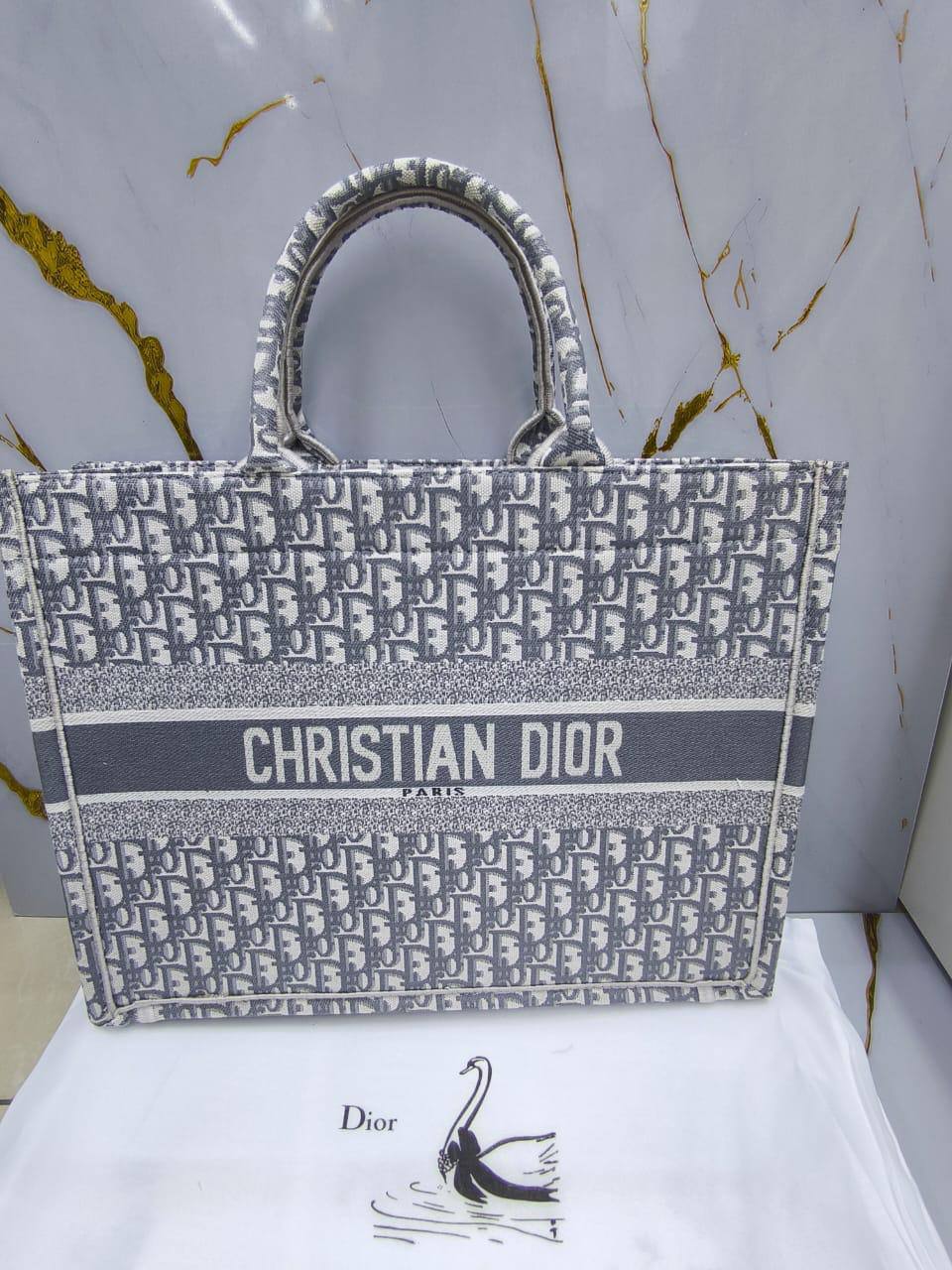 Dior

110 dhs✅

with box
🎁🎁🎁

Zain203
♥️♥️♥️