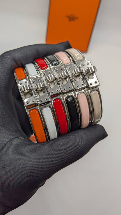 Hermes
*Super Master Quality* 
*Mini Clic Kelly enamel bracelet*
140 dhs🇦🇪🇦🇪 with Normal Box 🎁
160 dhs🇦🇪🇦🇪 with Good Box 🎁
190 dhs🇦🇪🇦🇪 with Master Box 🎁

Zain210
♥️♥️♥️