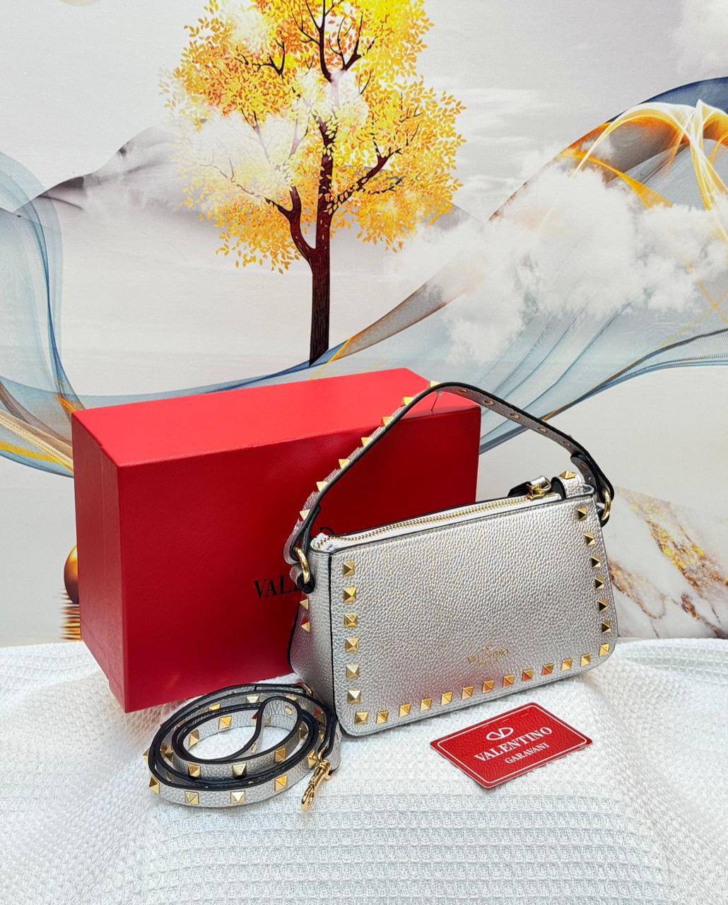 Valentino
Best quality
With box’s
🎁🎁🎁

115 dhs❣️
size 21cm

Zain158
♥️♥️♥️