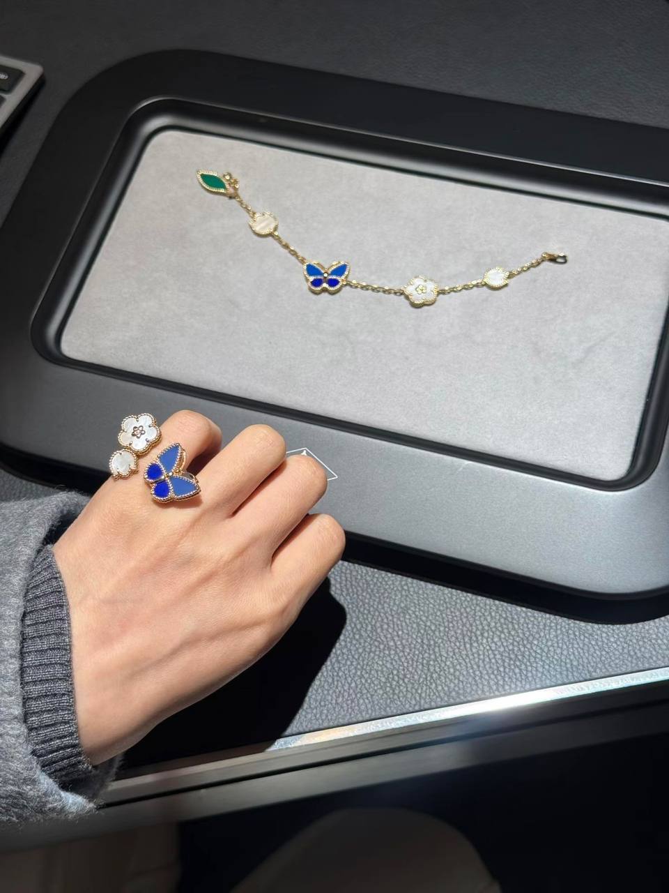 VCA full set ❤️‍🔥*
Necklace ✨
Earring 💥
Bracelet 🐦‍🔥
Ring 💍 free size 🍁
With normal boxes 🗃️ 
310 dhs✅
With master box 📦 
360 dhs✅

Zain216
♥️♥️♥️