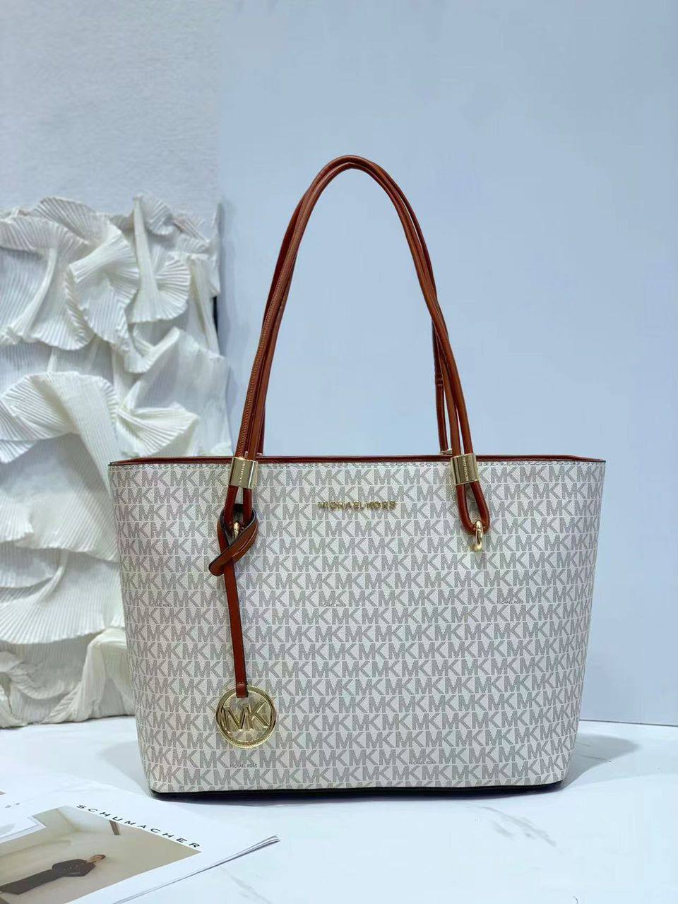MK
95 dhs✅
SIZE：33×13×26cm
Good quality

Zain35
♥️♥️♥️