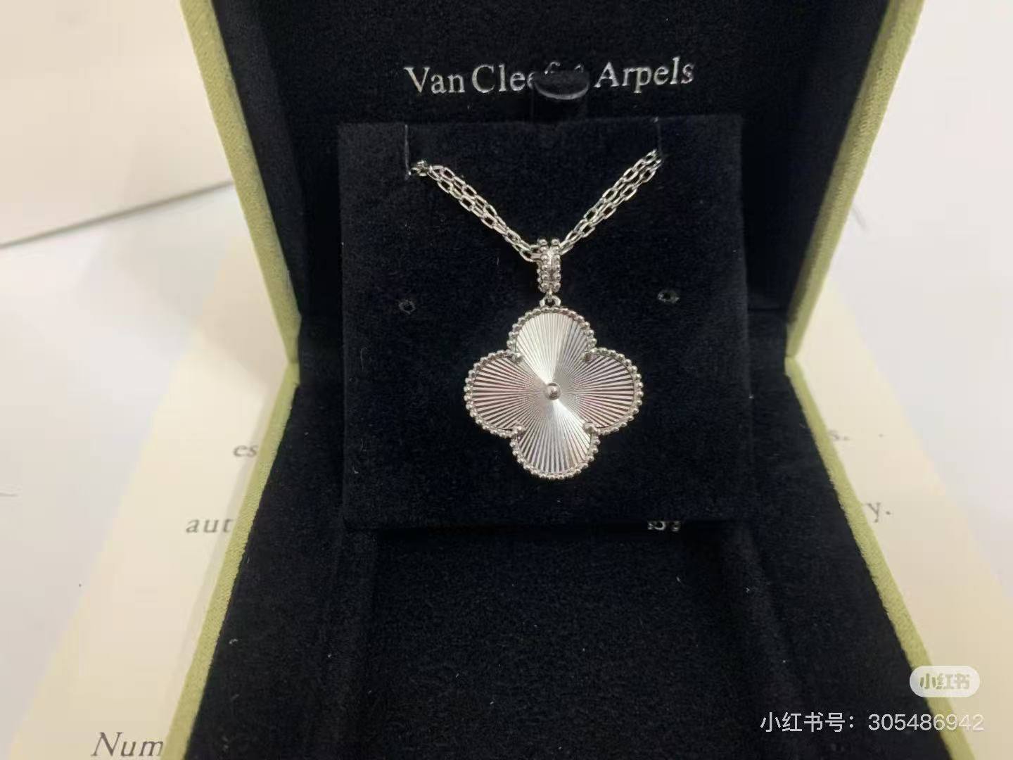 VCA
Necklace 
*Master*🍃💕
With normal box 🎁
55 dhs❣️

Zain263
♥️♥️♥️