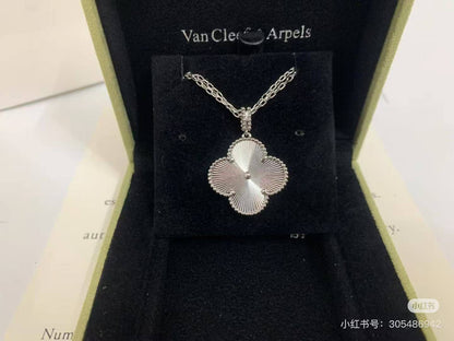 VCA
Necklace 
*Master*🍃💕
With normal box 🎁
55 dhs❣️

Zain263
♥️♥️♥️