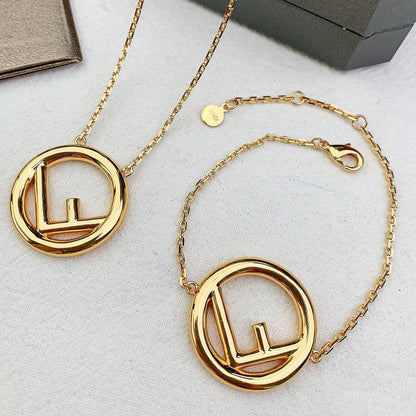 Fendi set
Necklace 
Bracelet 
Master quality 💕

110 dhs🇦🇪 normal box 📦

Zain48
♥️♥️♥️