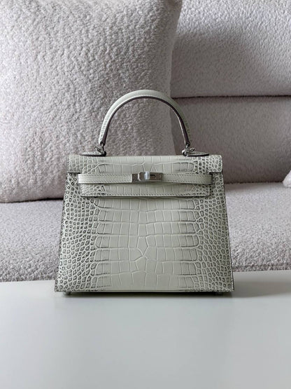 Hermes kelly croc 25cm💕master quality😍with box❤️
750 dhs🪙💕

Zain52
♥️♥️♥️