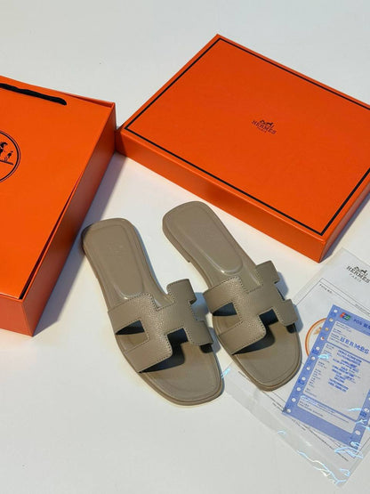 HERMES SLIPPER
GOOD QUALITY
90 dhs✅
Size 36 TO 41

Zain40
♥️♥️♥️