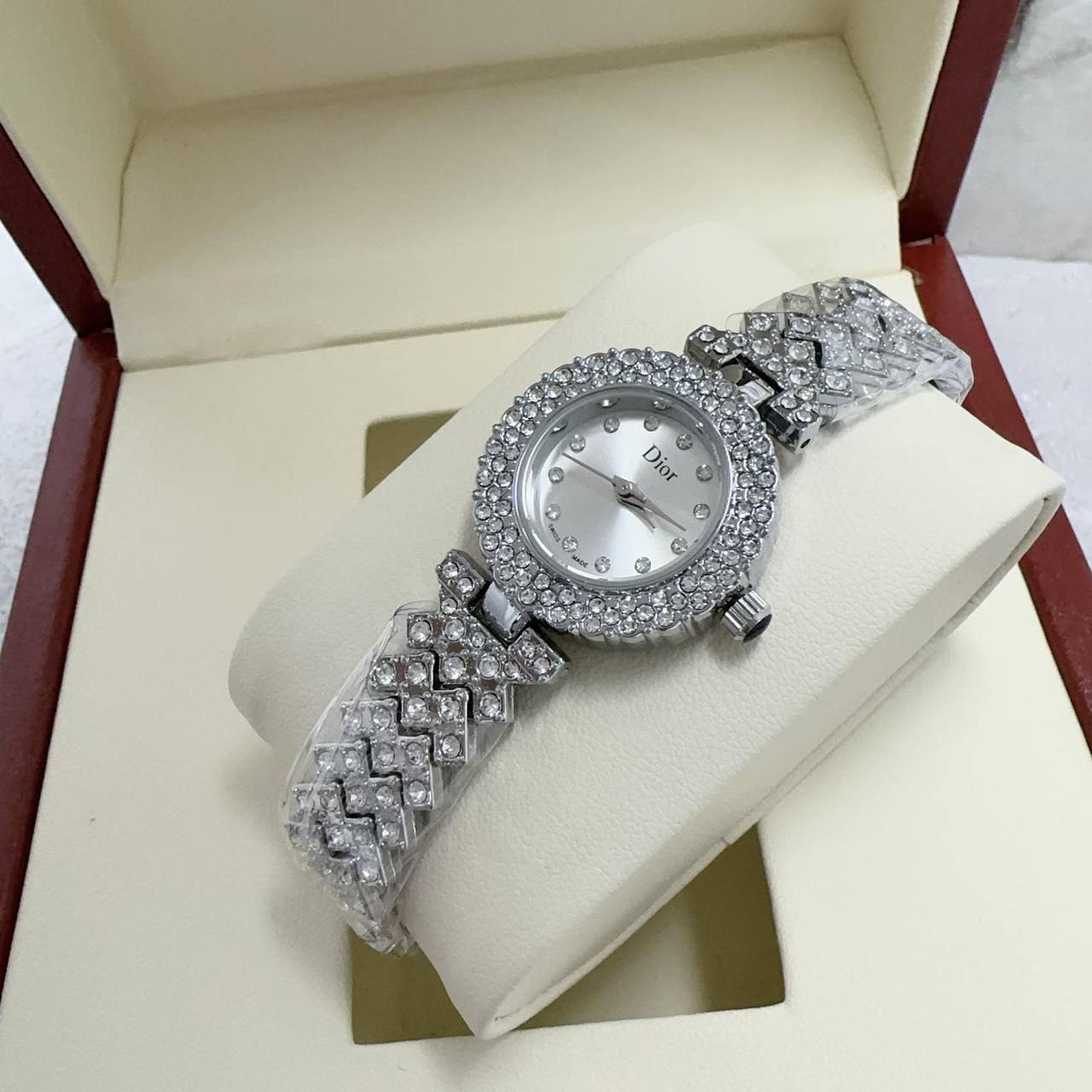 Ladies Watch
60 dhs🇦🇪🇦🇪

Zain45
♥️♥️♥️