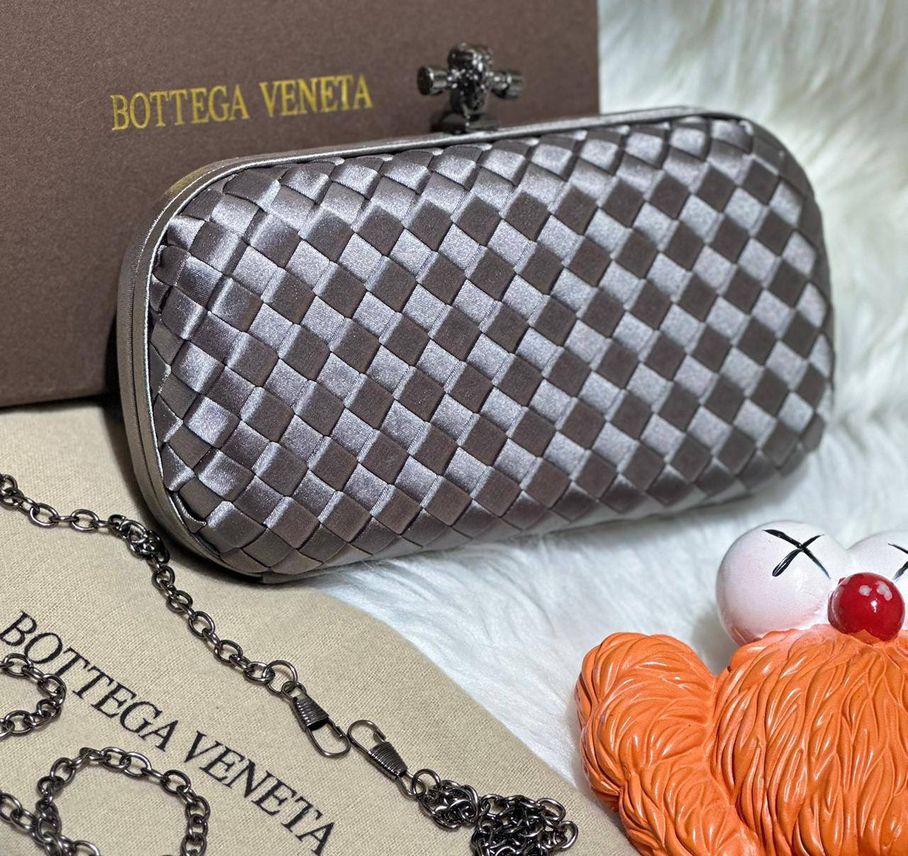 Bottega
good quality, 

comes with box, 
🎁🎁🎁

size...20* 11 cm 
100 dhs🪙🌨️

Zain12
♥️♥️♥️