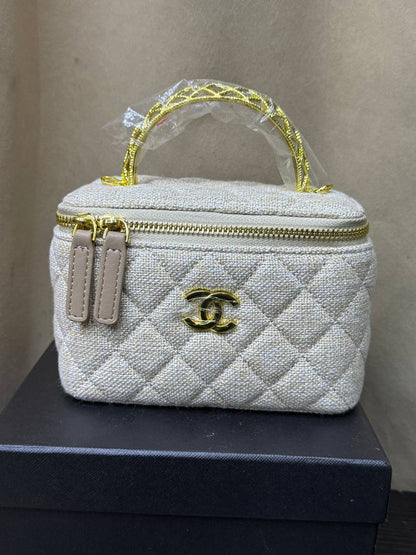 Chanel makeup 🔥
Good quality 
Size 17cm
100 dhs💓
With box 📦

Zain70
♥️♥️♥️