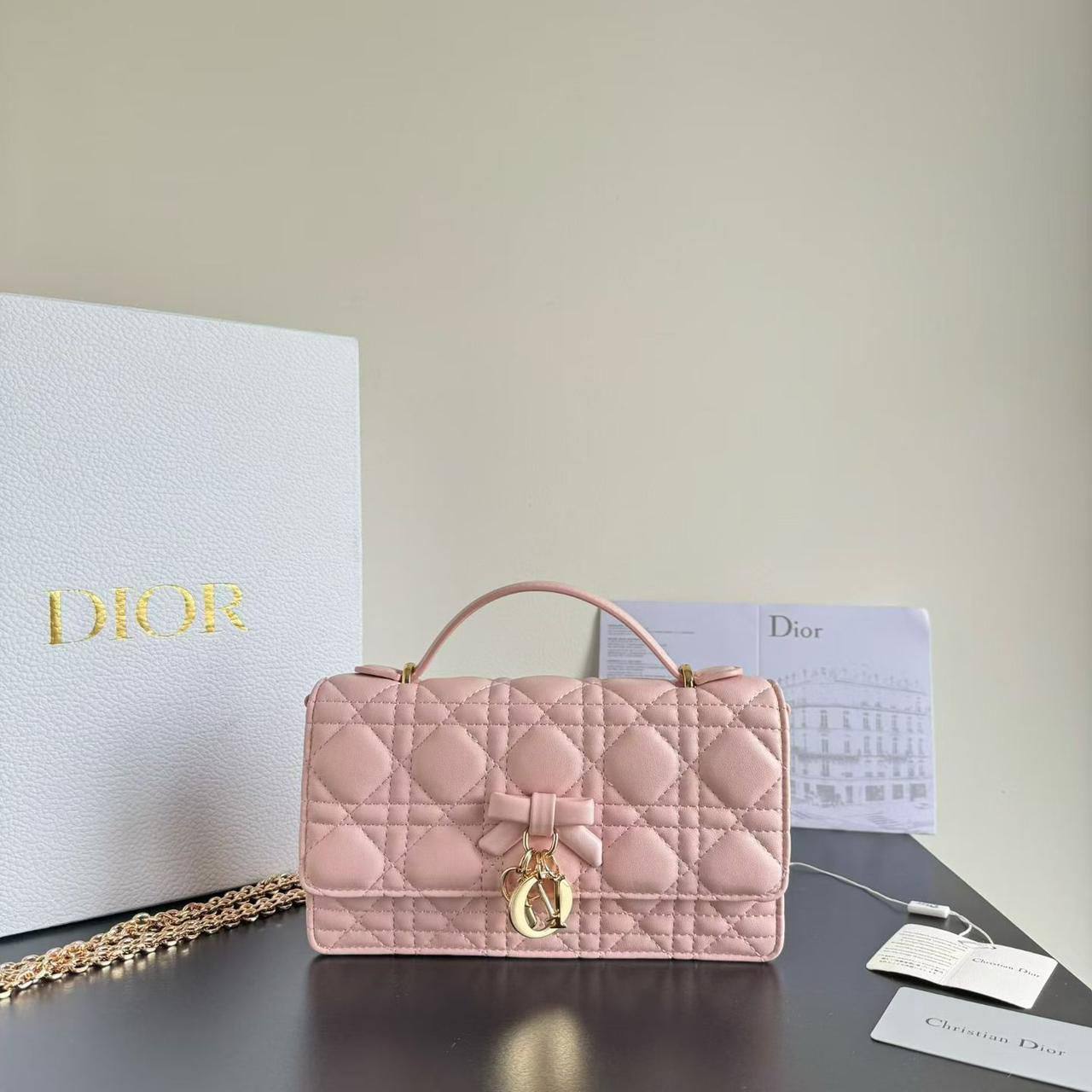 Dior
with box
master 
170 dhs✅

Zain44
♥️♥️♥️