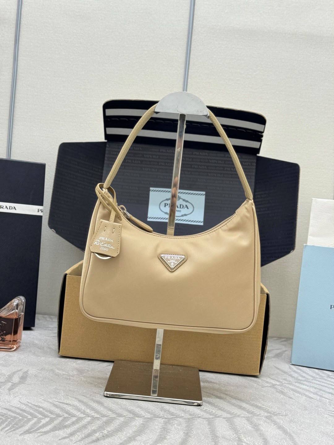 Prada

Model:Re-Edition Mini Bag (likely)

Material:Nylon (likely Re-Nylon or nylon fabric)👌🏼🪡
 
Size:22cm

Style: Casual luxury, suitable for everyday use🙂‍↔️

For Price 👇 WhatsApp✅
0568585901 
0507557372
0552275751 Owner Zain 👌

Zain325
♥️♥️♥️