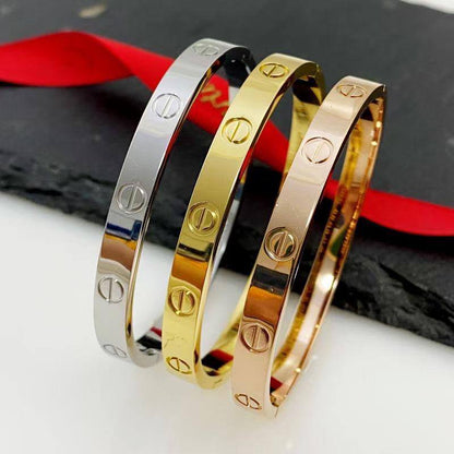 Cartier Bangle
Clip type
50 DHS🌺✨💫
WITH BOX AND PAPER BAG🛍️🎁
Size Available 16-17-18-19

Zain89
♥️♥️♥️