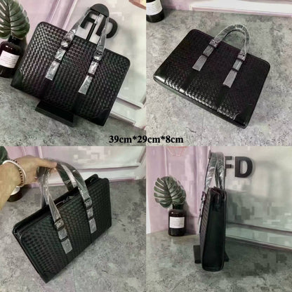 BOTTEGA LAPTOP BAG COPY ONE NEW CAME 
210 dhs🇦🇪🇦🇪

Zain295
♥️♥️♥️