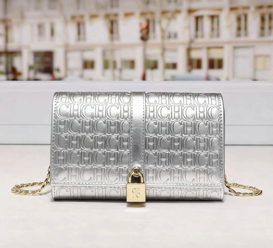 CH
95 dhs🪙
size：19.5×12.5×5cm

Good quality 

with box
🎁🎁🎁

Zain39
♥️♥️♥️