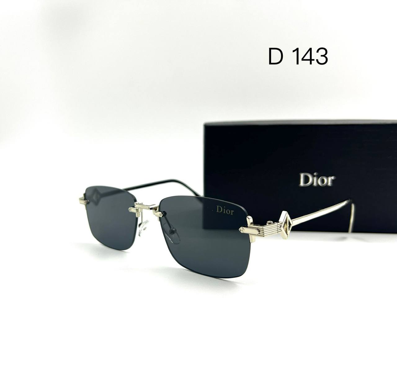 Dior💥*
Sunglasses 🕶️ 
good quality 💯
With master box 🗃️ 
50 dhs❣️

Zain273
♥️♥️♥️