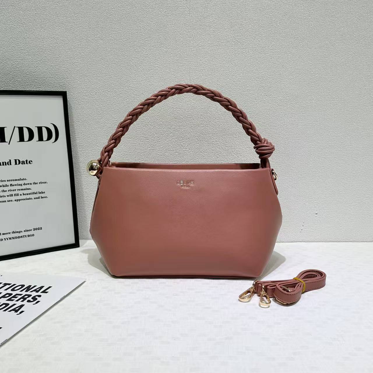 New arrived 
CELINE
110 dhs🇦🇪🇦🇪
Size 27 cm

Zain161
♥️♥️♥️