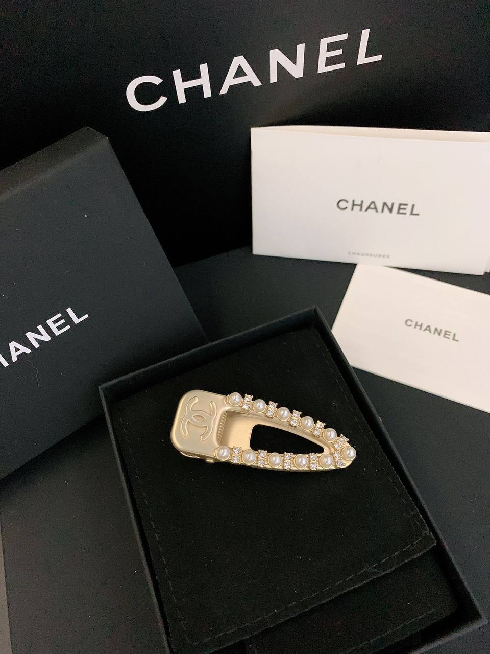 CHANEL 
HAIR CLIP 
MASTER QUALITY✨💫
55 DHS💓

WITH SAME BOX AND PAPER BAG 
🎁🎁🎁

80 DHS💓

Zain89
♥️♥️♥️