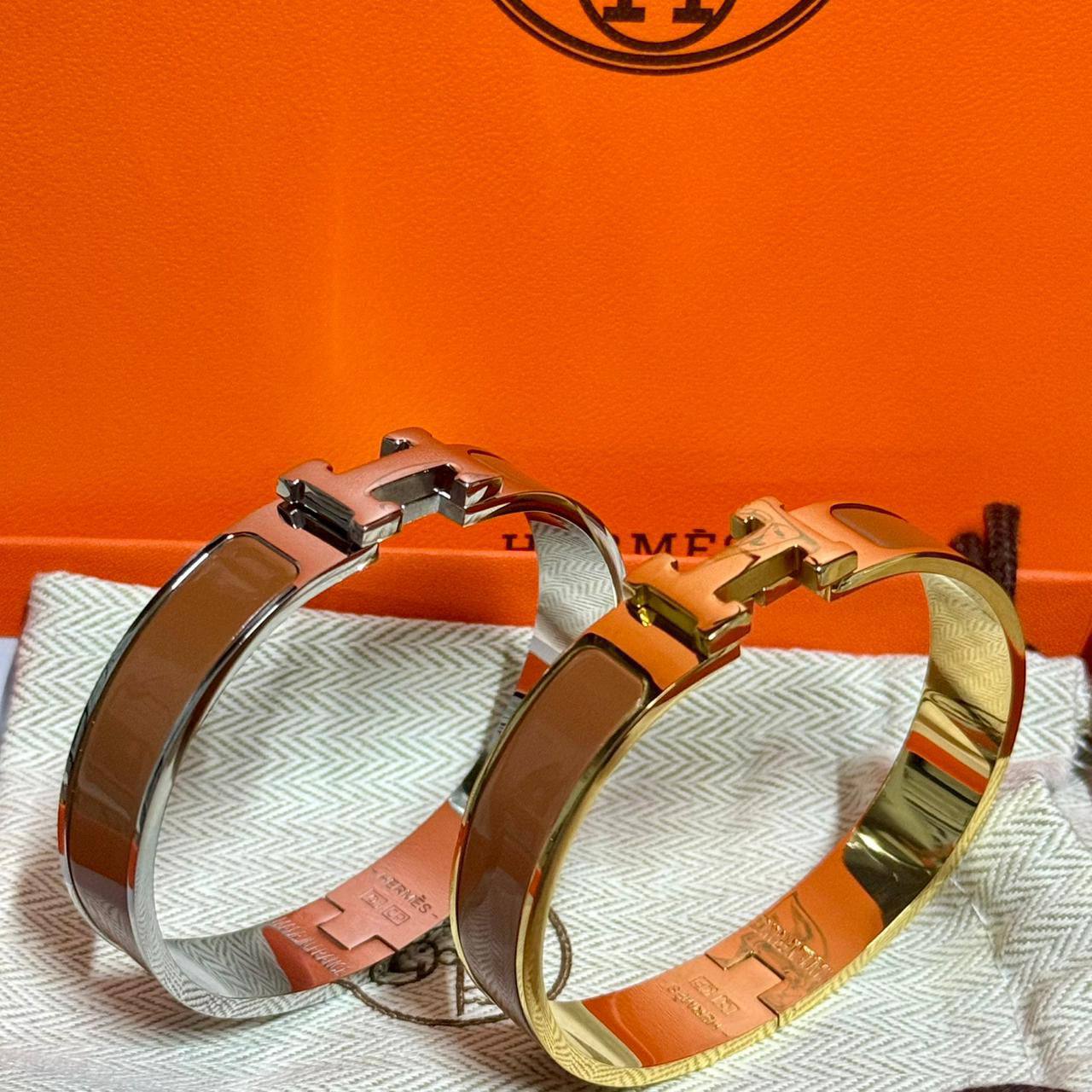 Hermes ❤️‍🔥*
Bangle 💥
Master quality 💯
Size 17,19 available 💁
With normal boxes 📦 
45 dhs✅
With master box 🗃️ 
60 dhs✅

Zain216
♥️♥️♥️
