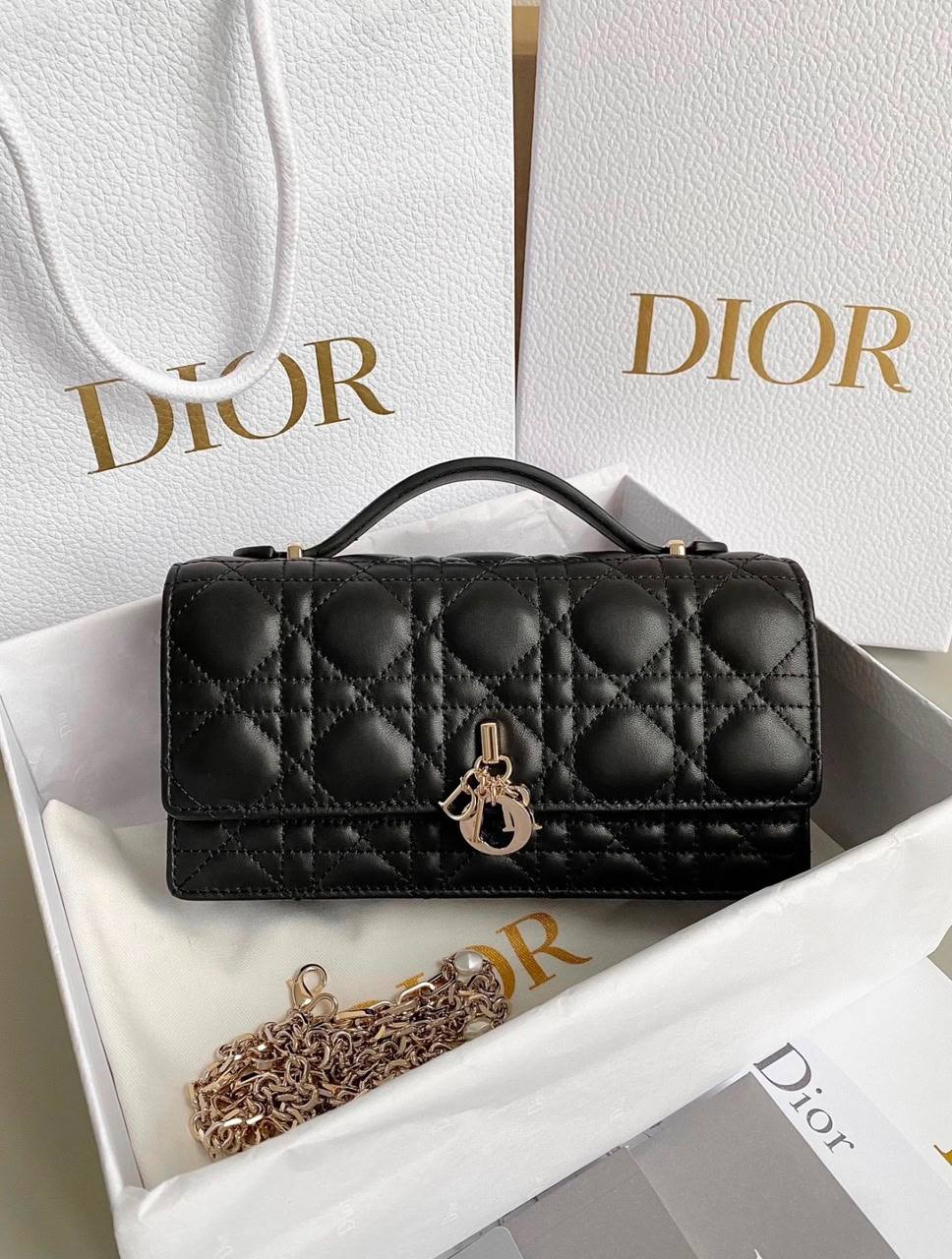 Dior
110 dhs✅
size：22cm
Good-quality 

with box🎁🎁🎁

Zain35
♥️♥️♥️