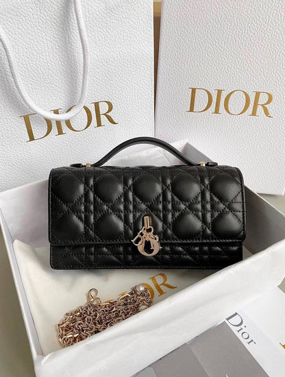 Dior
110 dhs✅
size：22cm
Good-quality 

with box🎁🎁🎁

Zain35
♥️♥️♥️