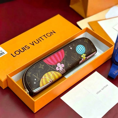 LOUIS VUITTON 

PEN BAG 

NEW CAME 
GOOD QUALITY 
WITH BOX 

55 dhs🇦🇪🇦🇪

Zain295
♥️♥️♥️