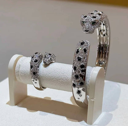 Cartier ❤️‍🔥*
Bangle ✨
Ring 💍 size available 👇
6,7,8,9
Master quality 💯
With normal boxes 🗃️ 
160 dhs✅
With master box 📦 
210 dhs✅

Zain216
♥️♥️♥️