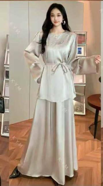 Silk set dress 
good quality 
Free size 
160 dhs🇦🇪🇦🇪

Zain295
♥️♥️♥️