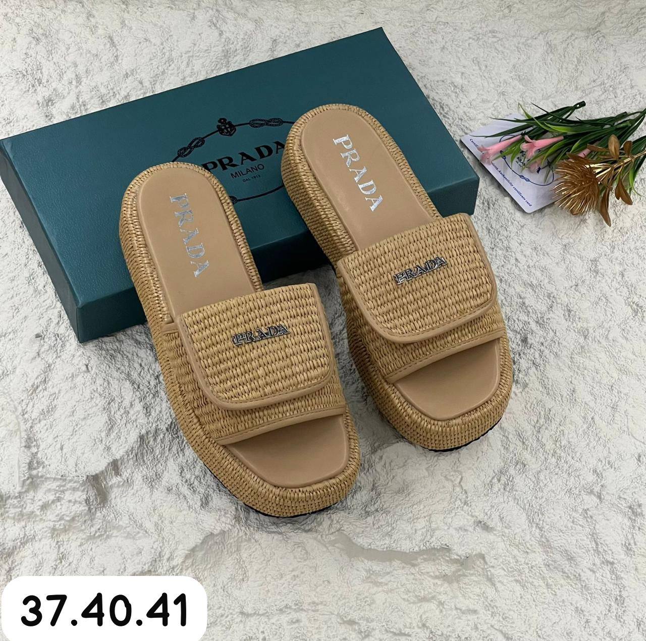 Prada slippers 

Speial price.    offer offer
75 dhs✅

Sizes write in photos

Zain80
♥️♥️♥️