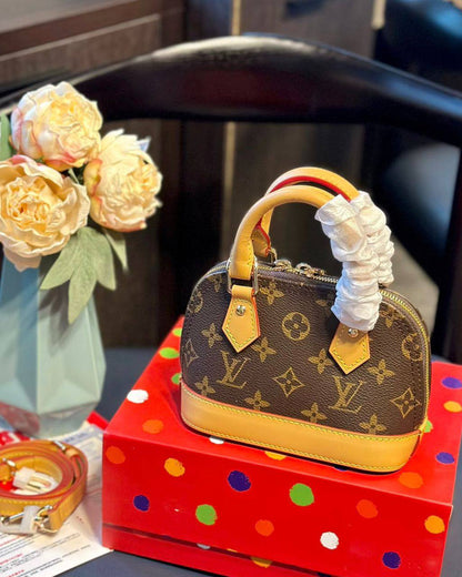 LV
100 dhs💓
SIZE：25cm
High-quality in box🎁

Zain35
♥️♥️♥️