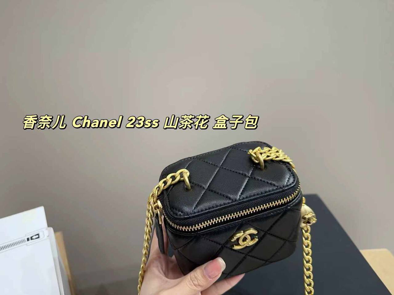 Chanel Makeup Style

95 dhs🪙💕
small size:12*11*7.5

100 dhs🪙💕
big size：17.5*8.5*11

with box
🎁🎁🎁
Very good quality

Zain07
♥️♥️♥️