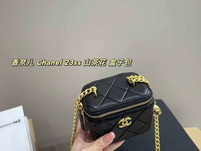 Chanel Makeup Style

95 dhs🪙💕
small size:12*11*7.5

100 dhs🪙💕
big size：17.5*8.5*11

with box
🎁🎁🎁
Very good quality

Zain07
♥️♥️♥️