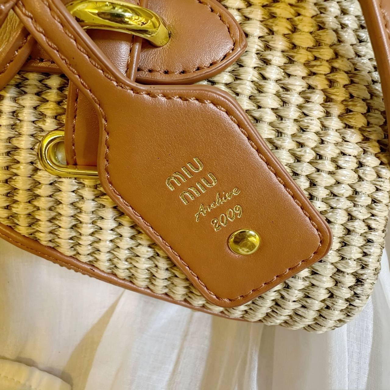 MIU MIU 
 GOOD QUALITY 

WITH BOX  🎁

100 dhs✅

Zain195
♥️♥️♥️