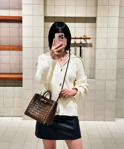 BOTTEGA 
GOOD QUALITY 
WITH BOX 
120 dhs💛
Size: 25cm

Zain295
♥️♥️♥️