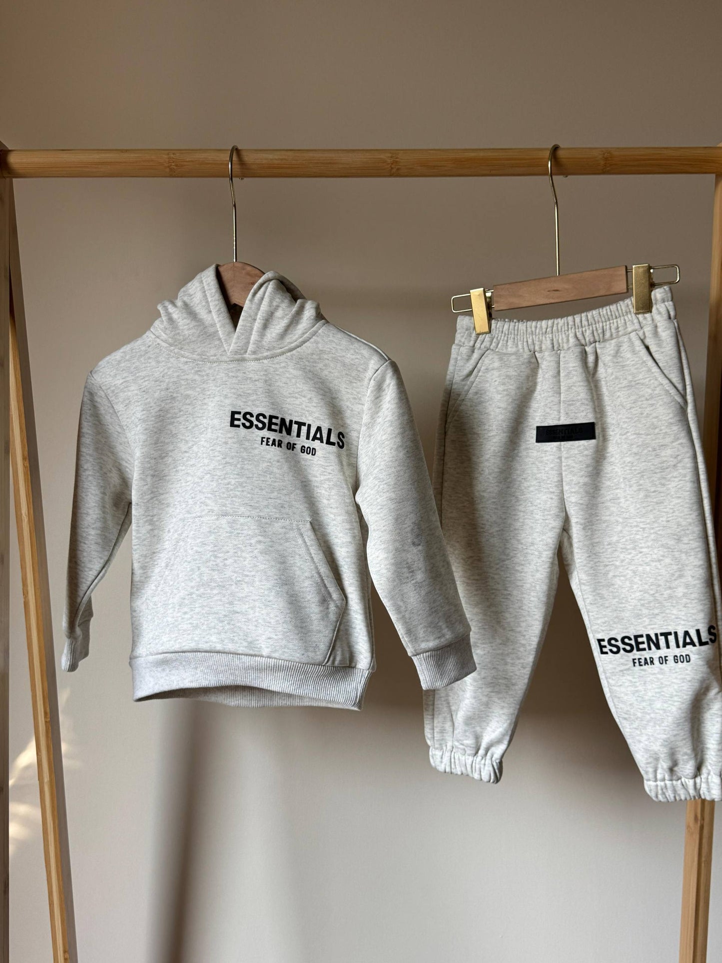 New collection{}
Brand : Essential 🔥
Super master quality 😍
Size:2/ 12years old
290 dhs🪙🌨️

Zain261
♥️♥️♥️