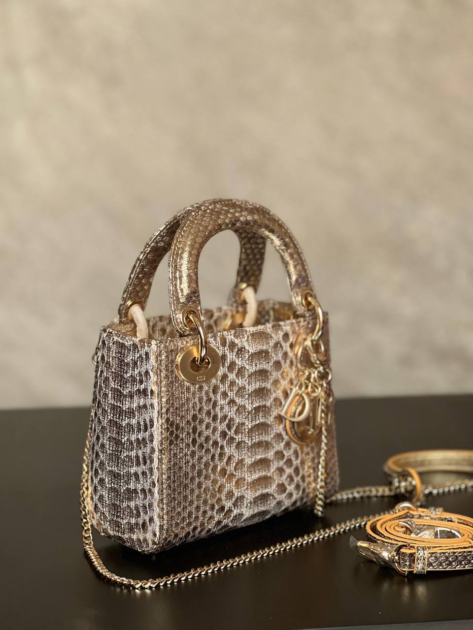 Dior
𝐋𝐀𝐃𝐘 𝐃𝐈𝐎𝐑 𝐌𝐈𝐍𝐈 𝐒𝐈𝐙𝐄 𝟏𝟕𝐂𝐌 𝐒𝐍𝐀𝐊𝐄 𝐋𝐄𝐀𝐓𝐇𝐄𝐑 𝐒𝐔𝐏𝐄𝐑 𝐌𝐀𝐒𝐓𝐄𝐑 𝐐𝐔𝐀𝐋𝐈𝐓𝐘🤩
For Price 👇 WhatsApp✅
0568585901 
0507557372
0552275751 Owner Zain 👌

ETAG4
♥️♥️♥️
