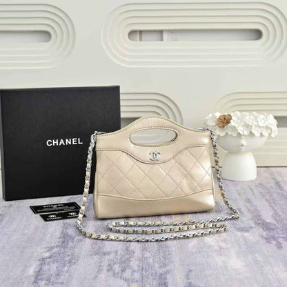 Chanel 
95 dhs✅
with box
size 20×3×14cm

Zain42
♥️♥️♥️