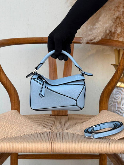 LOEWE
18cm
320 dhs🇦🇪🇦🇪
Top quality 
With box🎁

Zain167
♥️♥️♥️