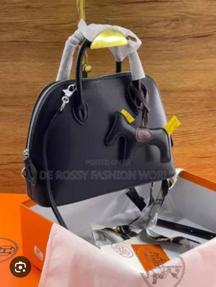 Hermes
100 dhs🇦🇪🇦🇪 
withbox

Zain235
♥️♥️♥️